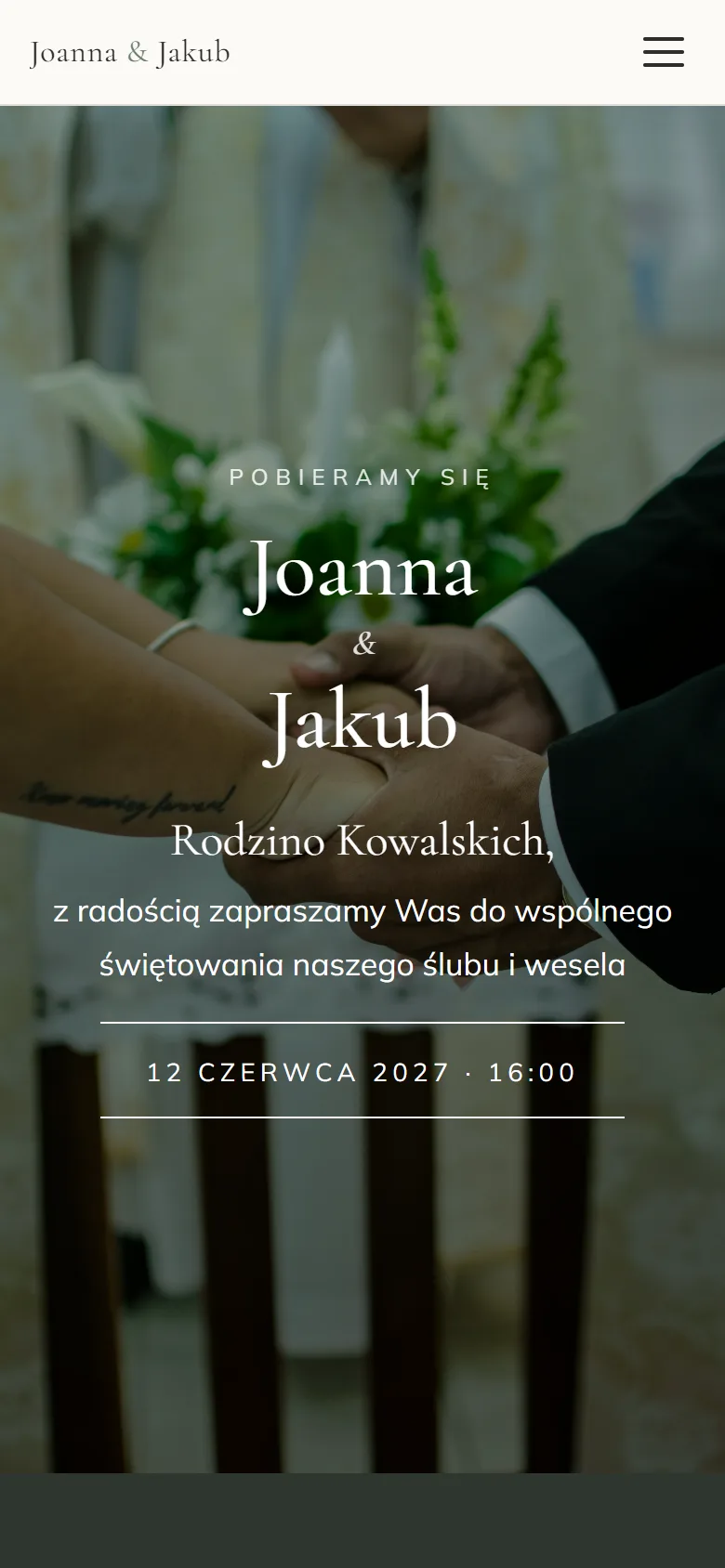 Zaproszenie na telefonie z powitaniem „Rodzino Kowalskich, z radością zapraszamy Was”